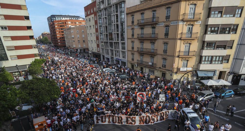 Manifestación de la Afición del Valencia contra Peter Lim