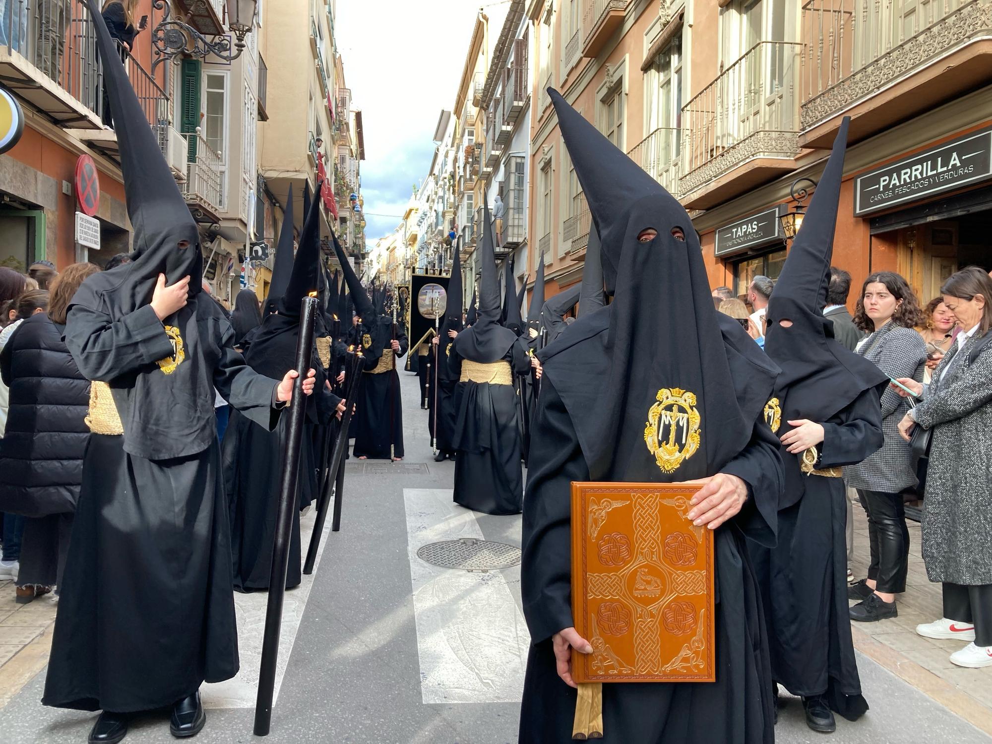 Salida de la Hermandad de la Santa Cruz en el Jueves Santo de Málaga.