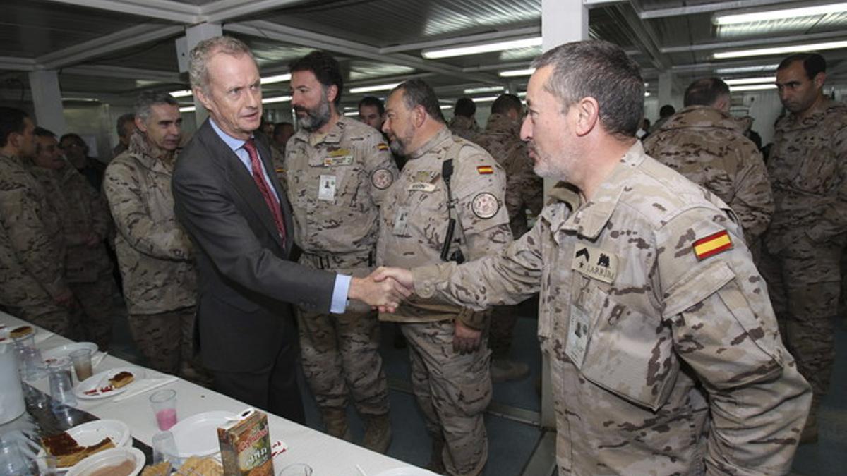 El ministro de Defensa, Pedro Morenés, saluda a soldados de la base de Herat, en Afganistán.