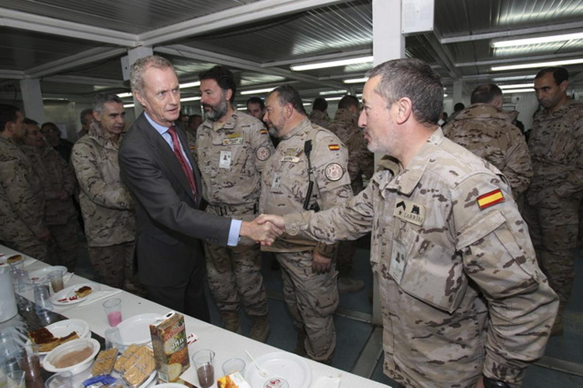 El ministre de Defensa, Pedro Morenés, saluda soldats de la base de Herat, a l’Afganistan.