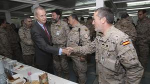 El ministre de Defensa, Pedro Morenés, saluda soldats de la base de Herat, a l’Afganistan.