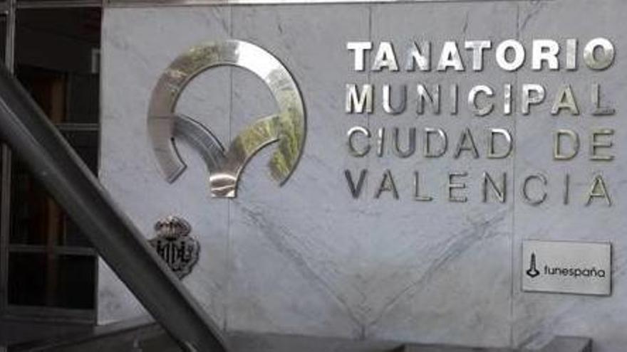 El rótulo de entrada al tanatorio municipal sin normalizar.