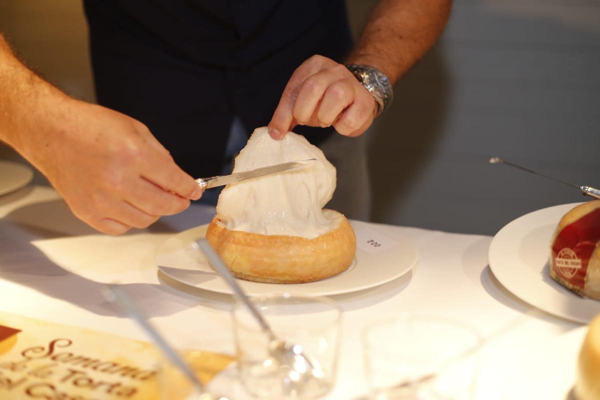 Una de las Tortas del Casar que concurría en la cata-concurso.