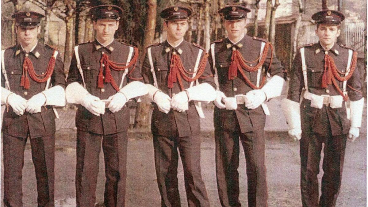 Antonio Cuestas, segundo por la izquierda, en uniforme de gala, con compañeros, de Grado y Candamo.