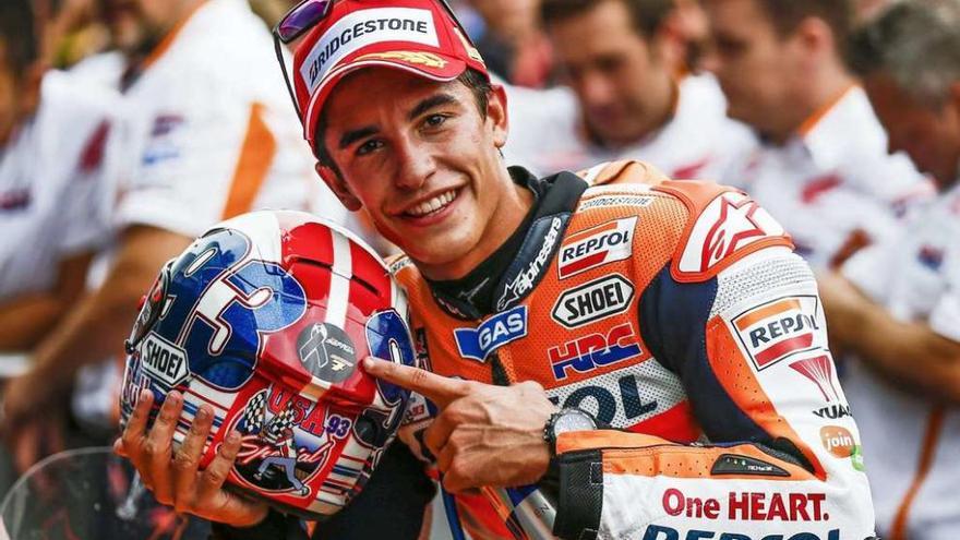 Marc Márquez, con su casco tras el triunfo en el que lució un recuerdo en homenaje a Dani Rivas y Bernat Martínez.