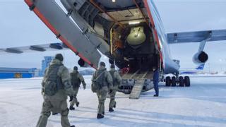 Rusia anuncia el repliegue de algunos de sus soldados en la frontera de Ucrania