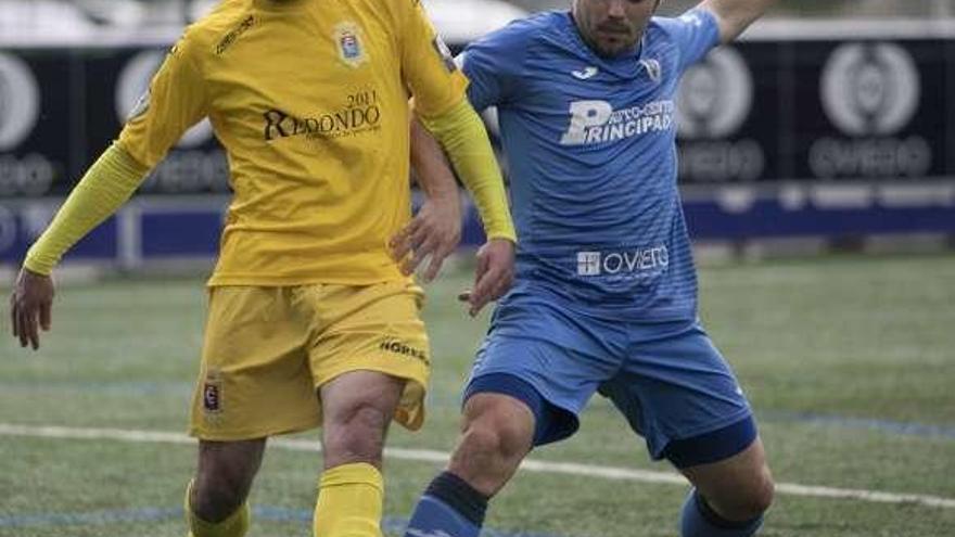 Aitor Tornavaca, a la izquierda, pelea un balón con Edu.