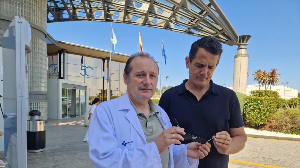El jefe de Oftalmología del San Agustín, Juan Jesús Barbón y el director de Atención y Evaluación Sanitaria del SESPA, Óscar Veiras del Río, este martes en el San Agustín.