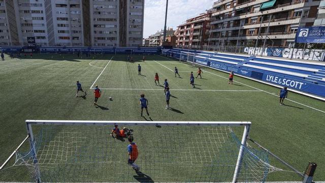 Nens que juguen un partit al Nou Sardenya del CE Europa. | ZOWY VOETEN