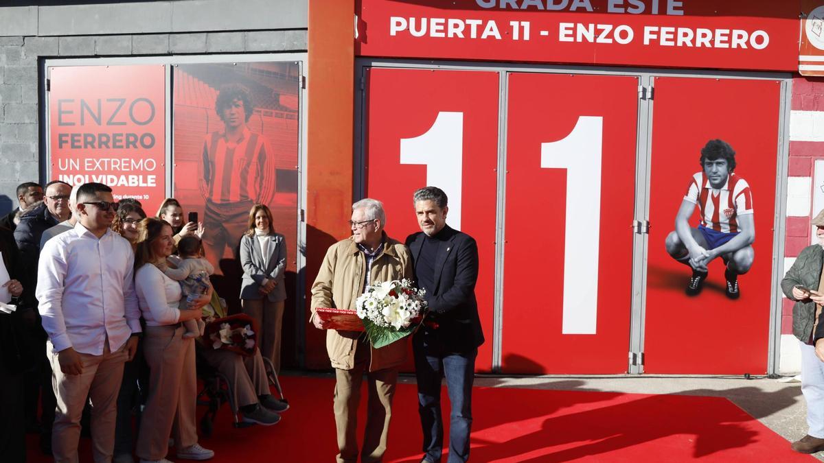 Enzo Ferrero junto Alejandro Irarragorri ante la puerta 11 de El Molinón en homenaje a la leyenda del Sporting.