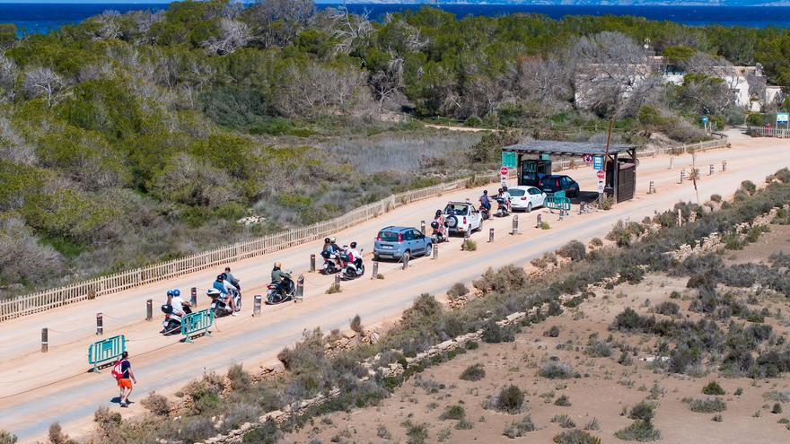 Goteo de vehículos y sin quejas en el primer día de control a las zonas protegidas de Formentera