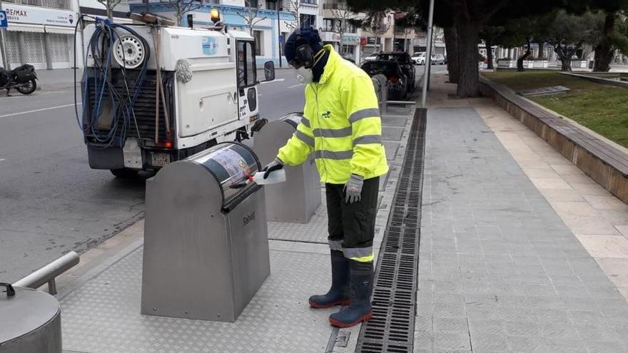 A Roses s&#039;està desinfectant els contenidors i boques dels soterrats.