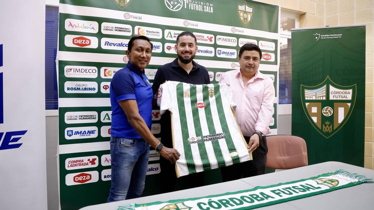 David Fernández, junto a José García Román e Iqbal Maricar, en su presentación nuevo entrenador del Córdoba Futsal.
