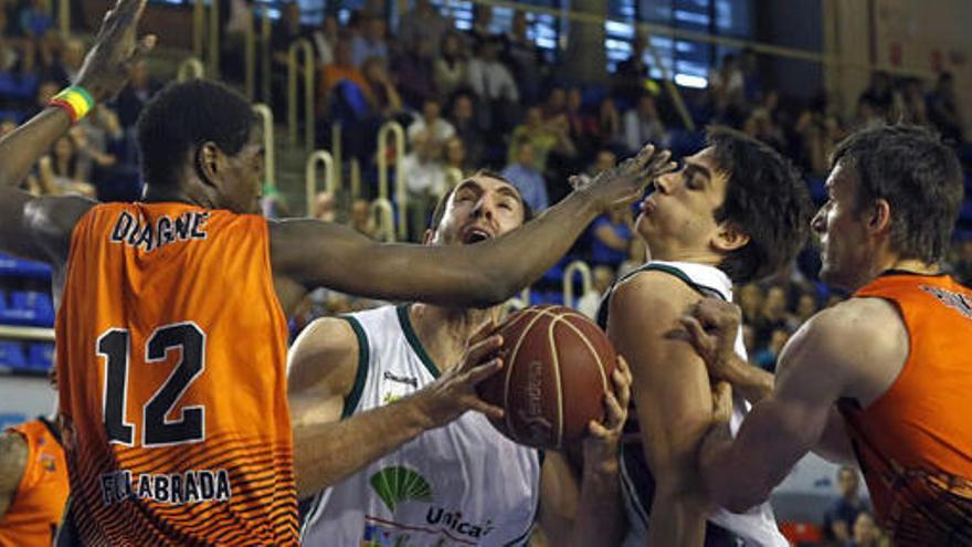 Moussa Diagne y Andy Panko presionan a Carlos Suárez y a Vladimir Golubovic.