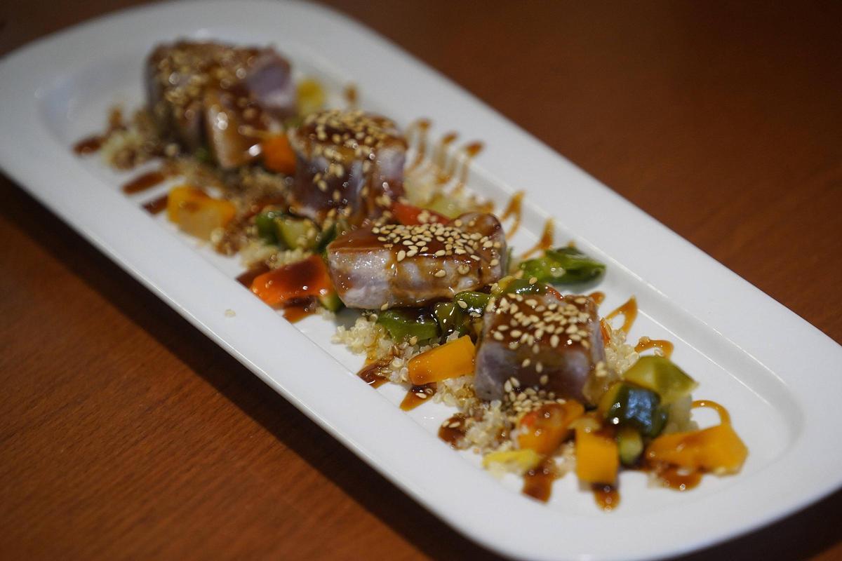 Tonyina fresca a la planxa, amb salsa teriyaki i sèsam.