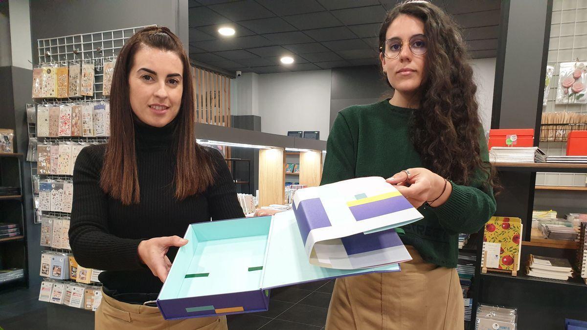 Eva, la encargada y Tania, la empleada de la Papelería &quot;Panda Boheme&quot; posan con las tapas del cuaderno robado.