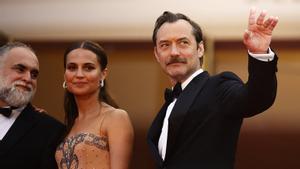 El director brasileño Karim Aïnouz, Alicia Vikander y Jude Law, en el estreno de ’Firebrand’ en Cannes.