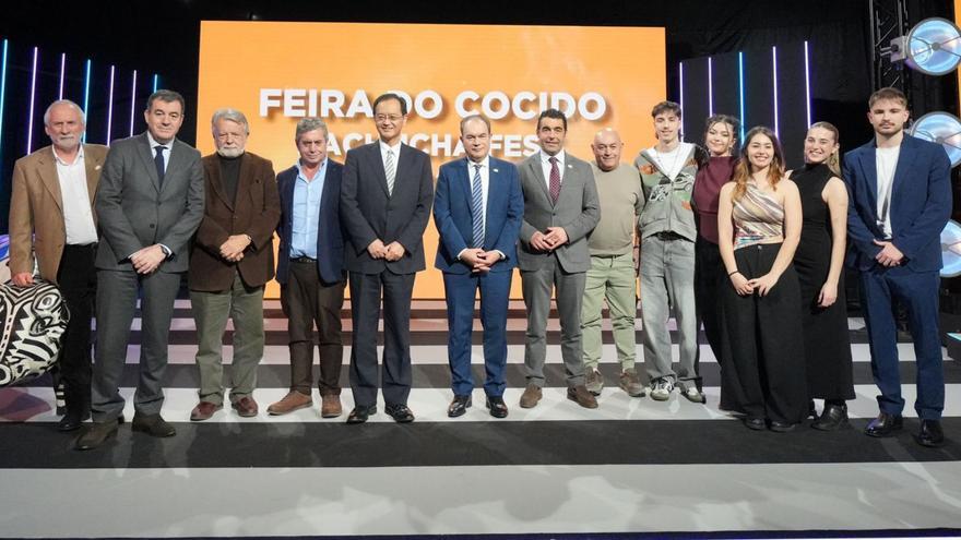 Los premiados en la gala con el embajador de Japón, el alcalde de Lalín, el
conselleiro de Educación y el presidente de la Diputación de Pontevedra. | Bernabé