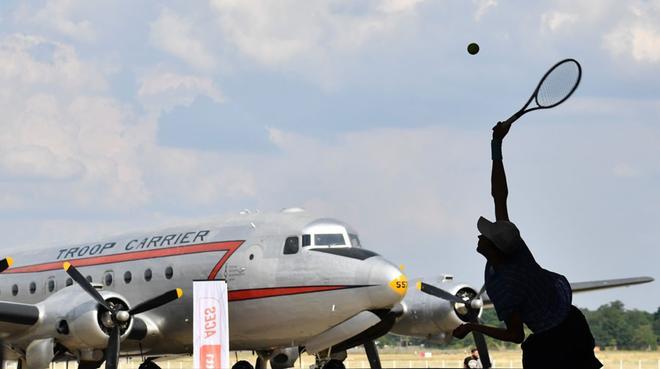 Jannik Sinner de Tony sirve la pelota al austriaco Dominic Thiem durante la final masculina del torneo de tenis Bett1Aces en el Hangar 6 del antiguo aeropuerto Tempelhof de Berlín.