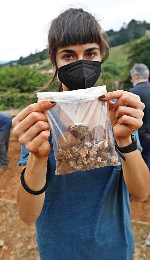 Irene Faza muestra restos extraídos el primer día de la campaña. | L. Murias