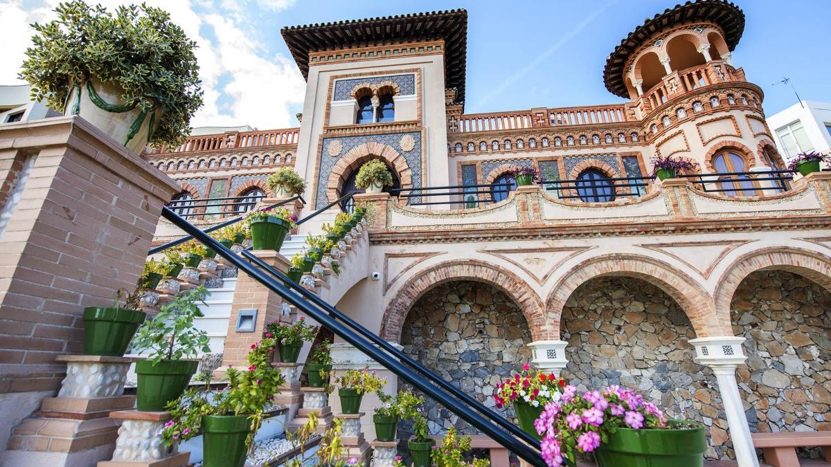 Este es el enorme palacio a pie de playa que se puede visitar en Torremolinos y que tiene un pedazo de la Alhambra en su interior