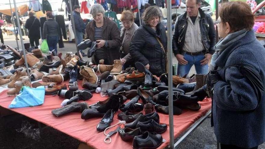 Uno de los puestos instalados ayer en la feria. // Noé Parga