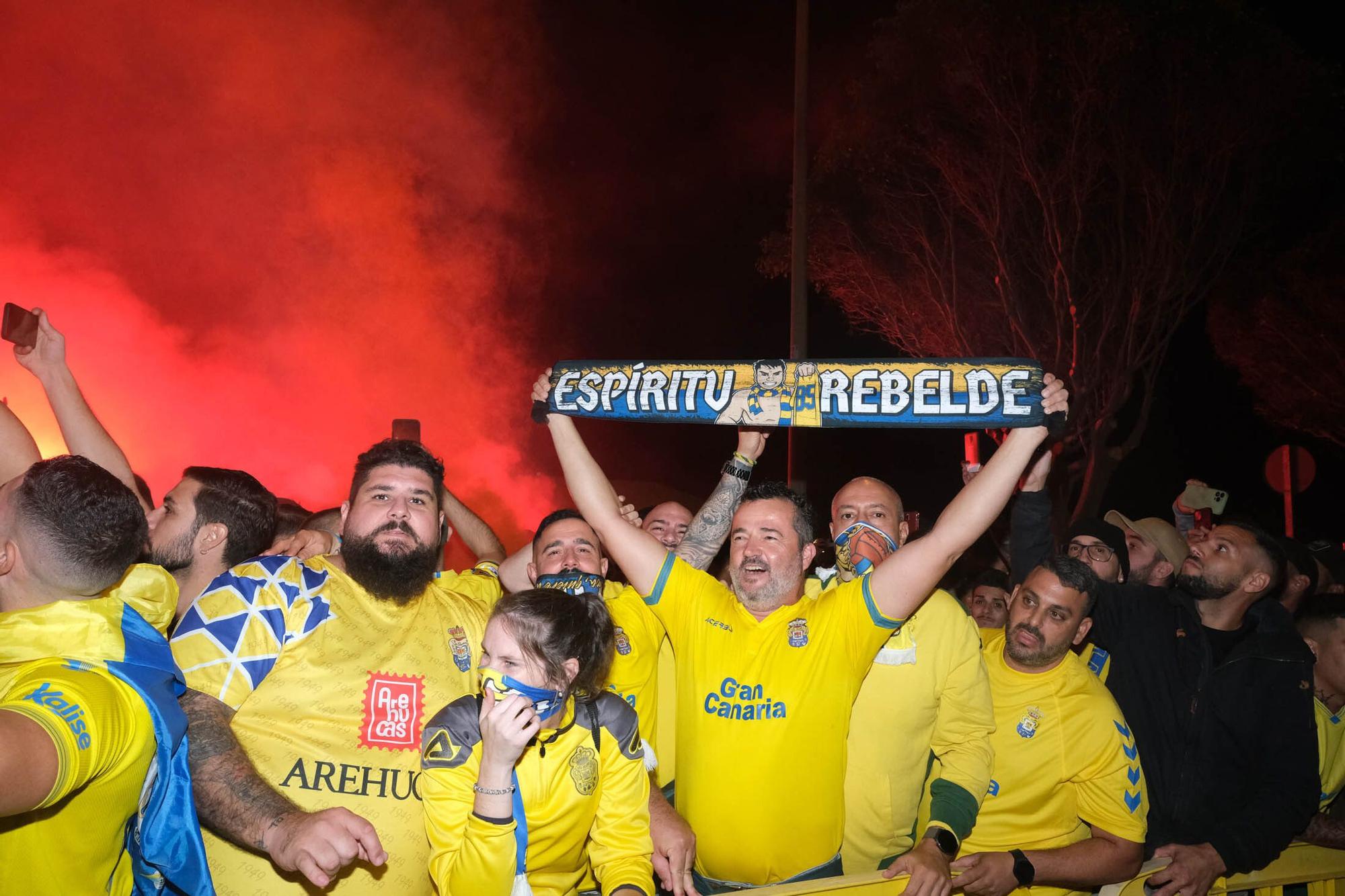 Los aficionados de la UD Las Palmas reciben la guagua con los jugadores antes del derbi