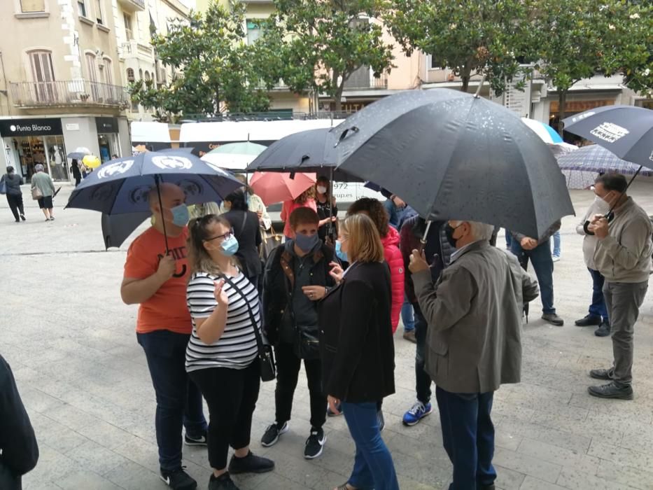 Concentració dels marxants del mercat de la roba