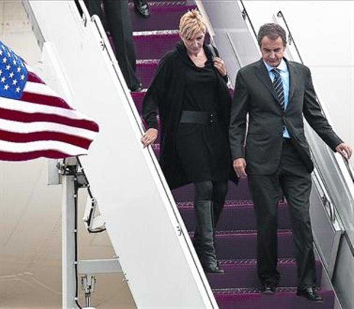 Zapatero i la seva dona, Sonsoles Espinosa, a l’arribar a Pittsburgh. Zapatero i la seva dona, Sonsoles Espinosa, a l’arribar a Pittsburgh.