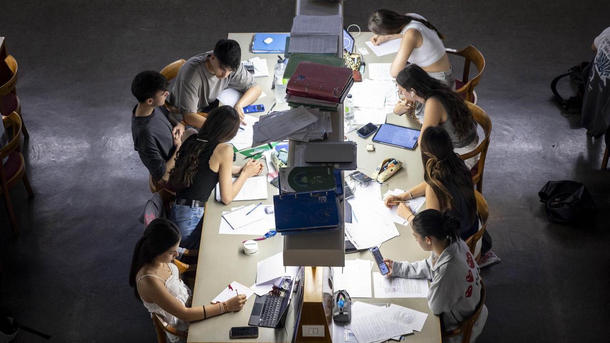 Imagen de archivo de alumnos estudiando en la biblioteca Aragón, en Zaragoza.