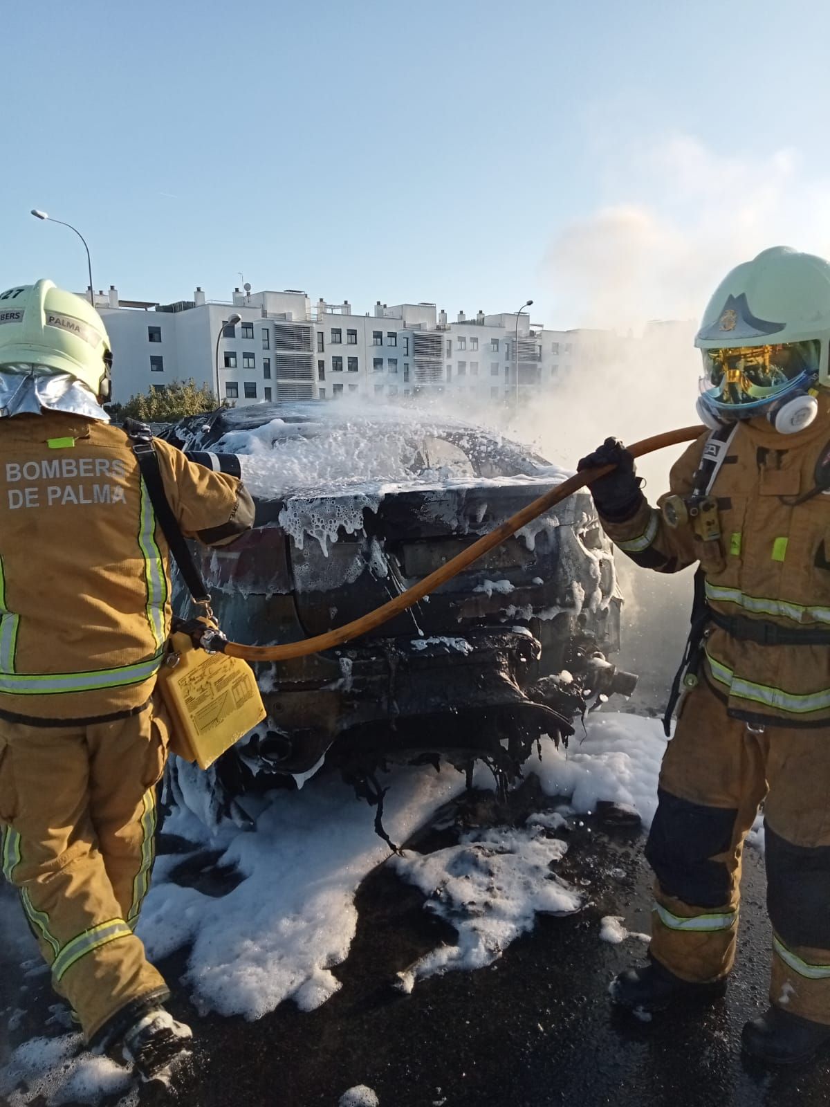 Un coche se incendia sobre un puente de la Vía de Cintura de Palma