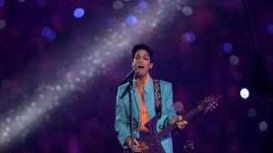 El cantante y músico estadounidense Prince, actúa durante el espectáculo del descanso de la XLI Super Bowl de fútbol americano, en el Dolphin Stadium de Miami, Florida (EEUU), hoy domingo 4 de febrero de 2007