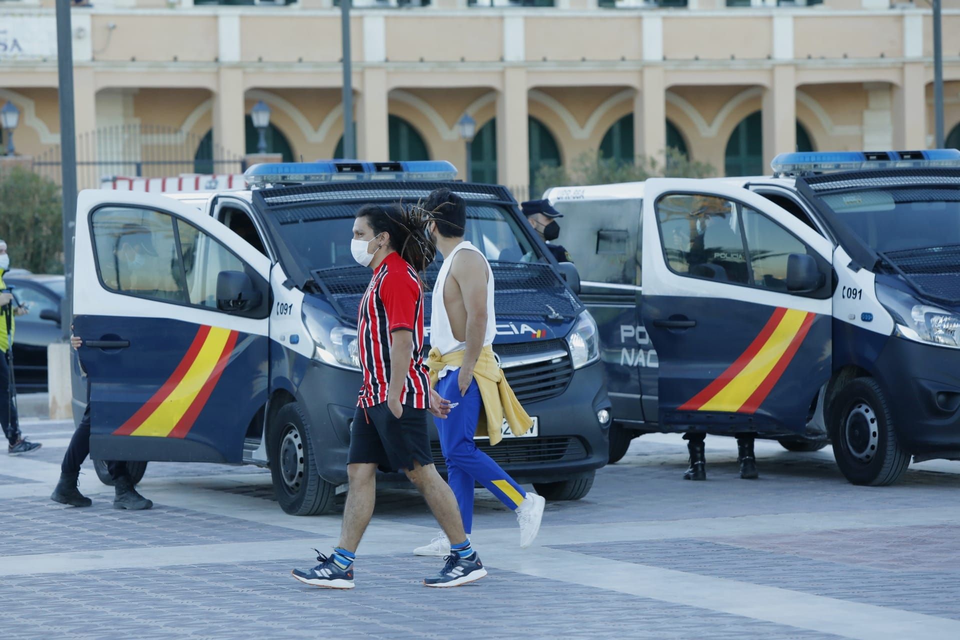 Buscan a un joven desaparecido en el agua de la playa de la Malva-rosa