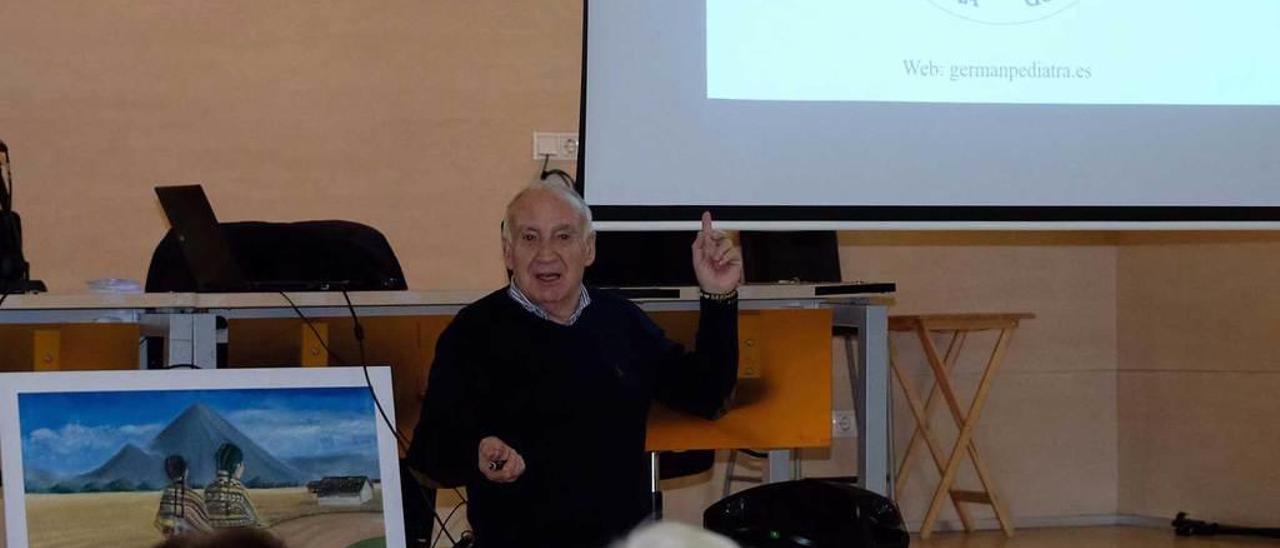 Una conferencia de Germán Rodríguez en el salón de la Casa de Cultura.