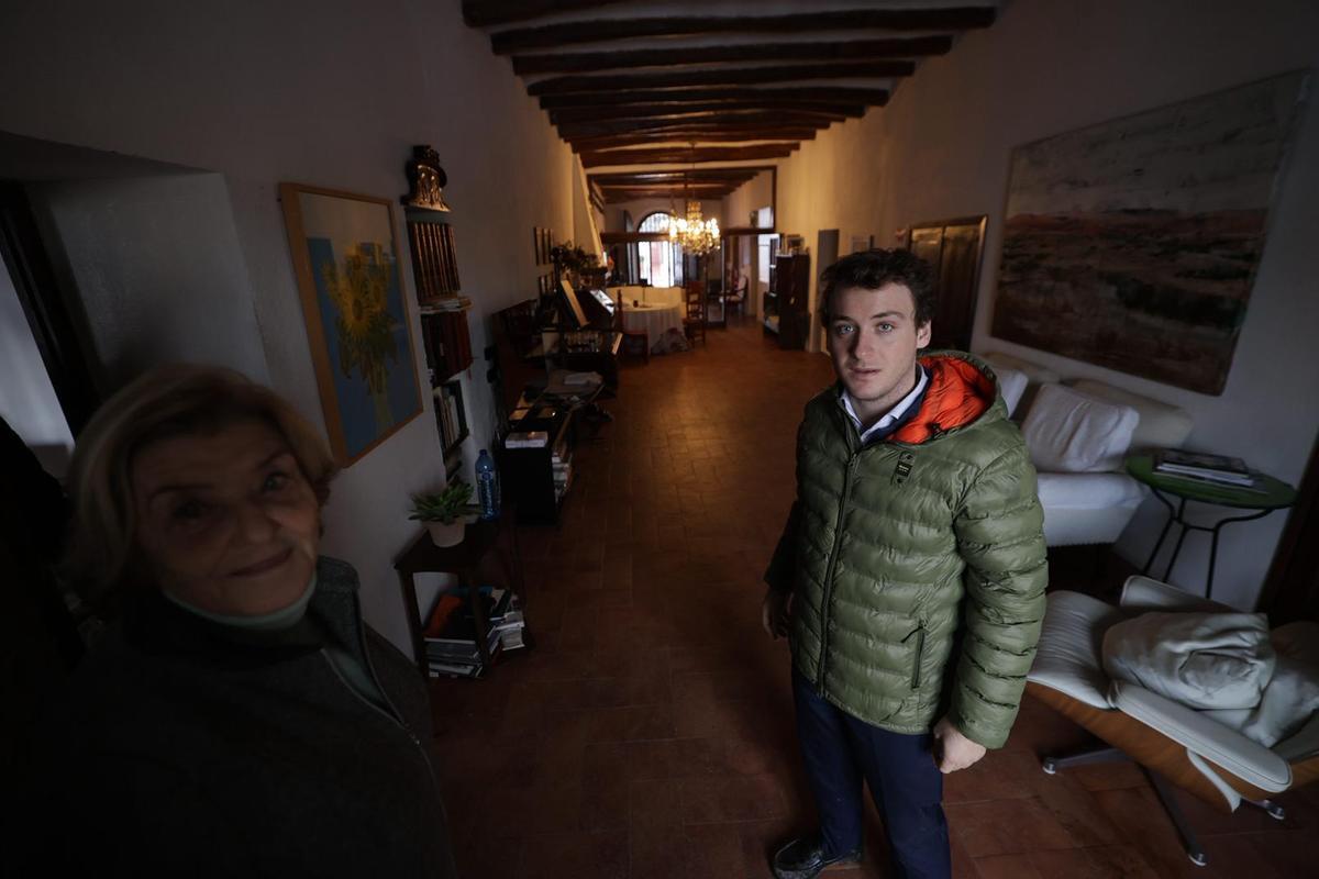 Ernestina Torelló y su nieto Paco, en la masía de las Bodegas Torelló, ubicada junto al lugar del accidente.