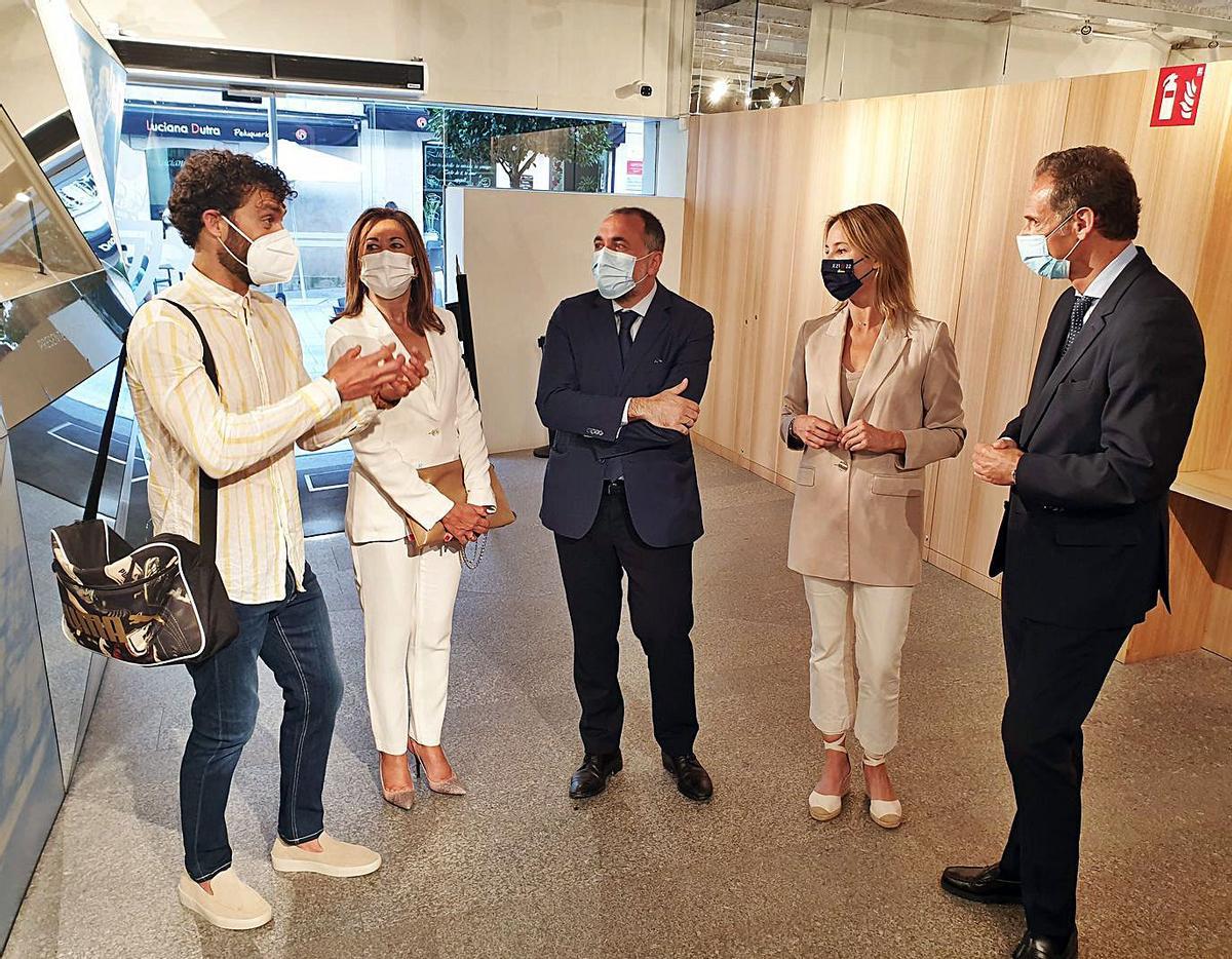 El portero Sergio Álvarez, ayer en la sede del Celta tras recibir una distinción por su contribución a la donación de sangre, junto al García Comesaña, Fernández-Tapias y otras autoridades. | // MARTA G. BREA