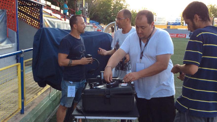 Los técnicos haciendo las últimas pruebas.