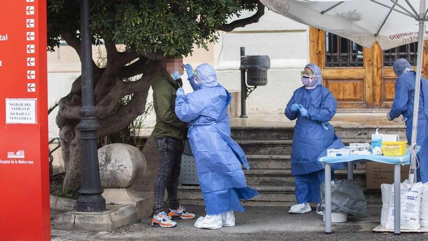 Sanitarios realizan un test rápido en la Comunitat Valenciana.