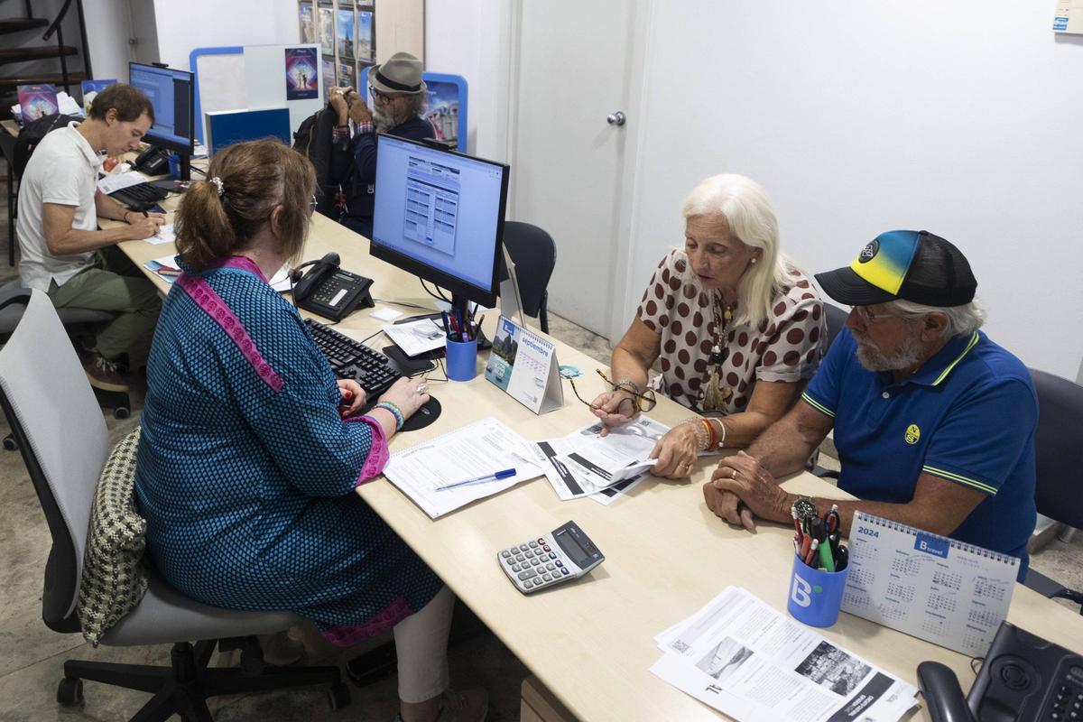 Major reserving his trips from Imserso 2024-25 at a Valencia travel agency.