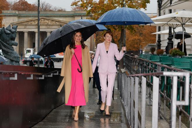 La reina Letizia con abrigo cámel de Carolina Herrera en Alemania