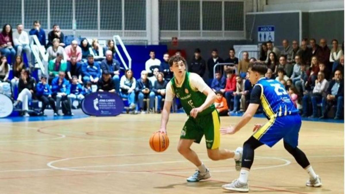 Un lance del derbi comarcal disputado en Les Oliveretes.