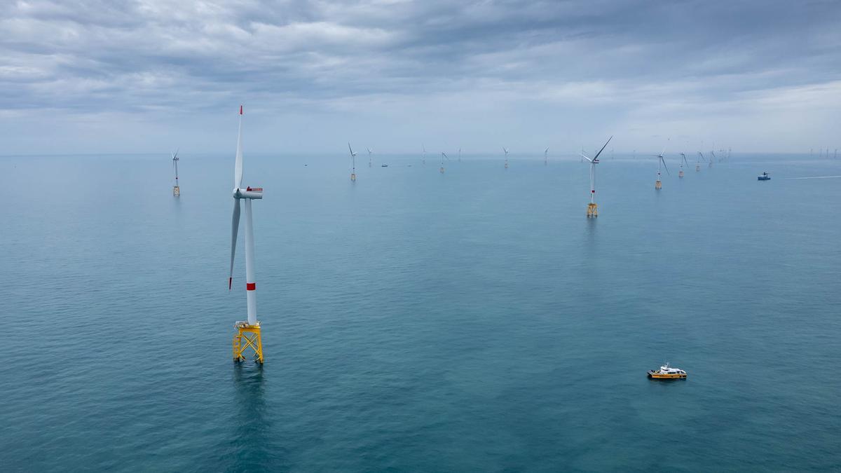 Imagen de un parque eólico marino de Francia.