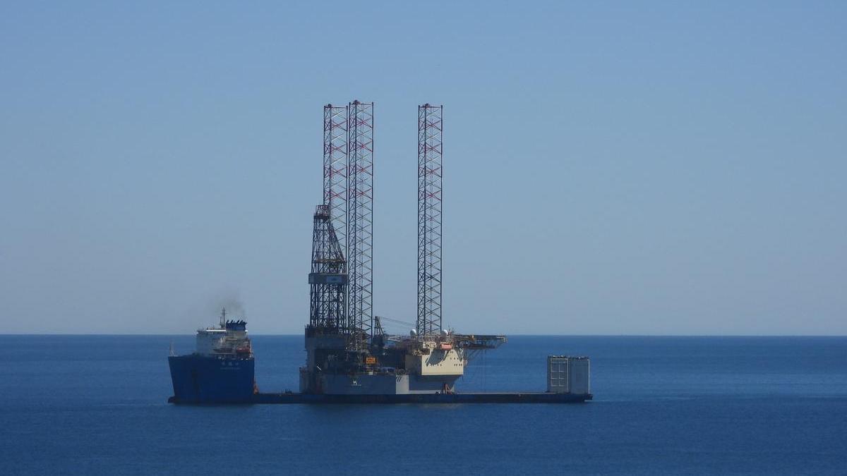 Foto de la plataforma marina 'jack up', a su llegada al puerto de Tarragona, este domingo.