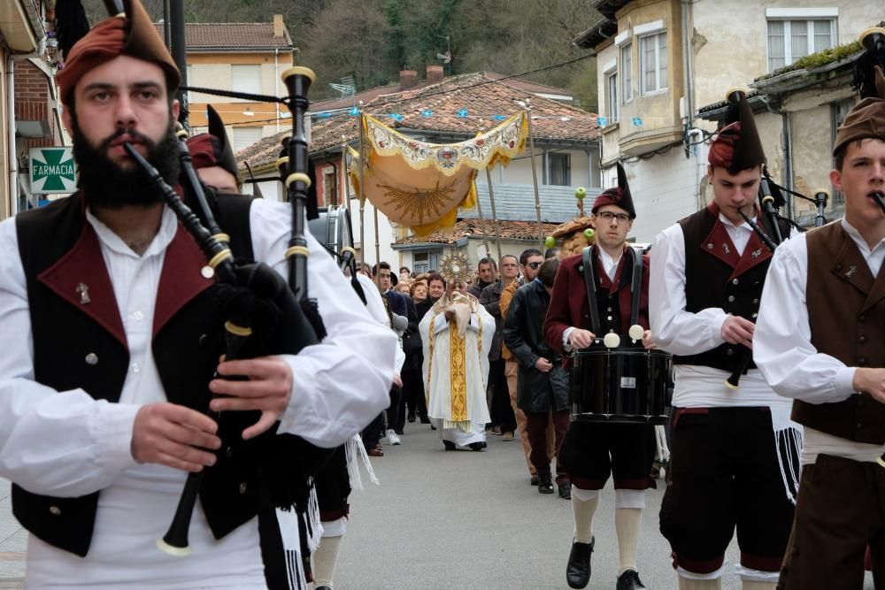 Procesión del Santo Encuentro en Campomanes