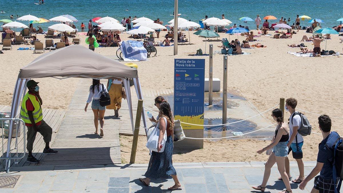 Punto de control por el coronavirus en el acceso a una playa de Barcelona