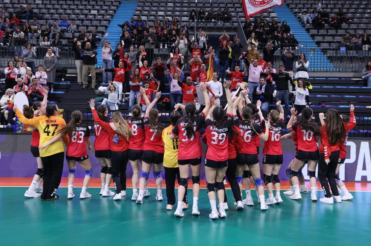 Las jugadoras celebran el título con la afición.