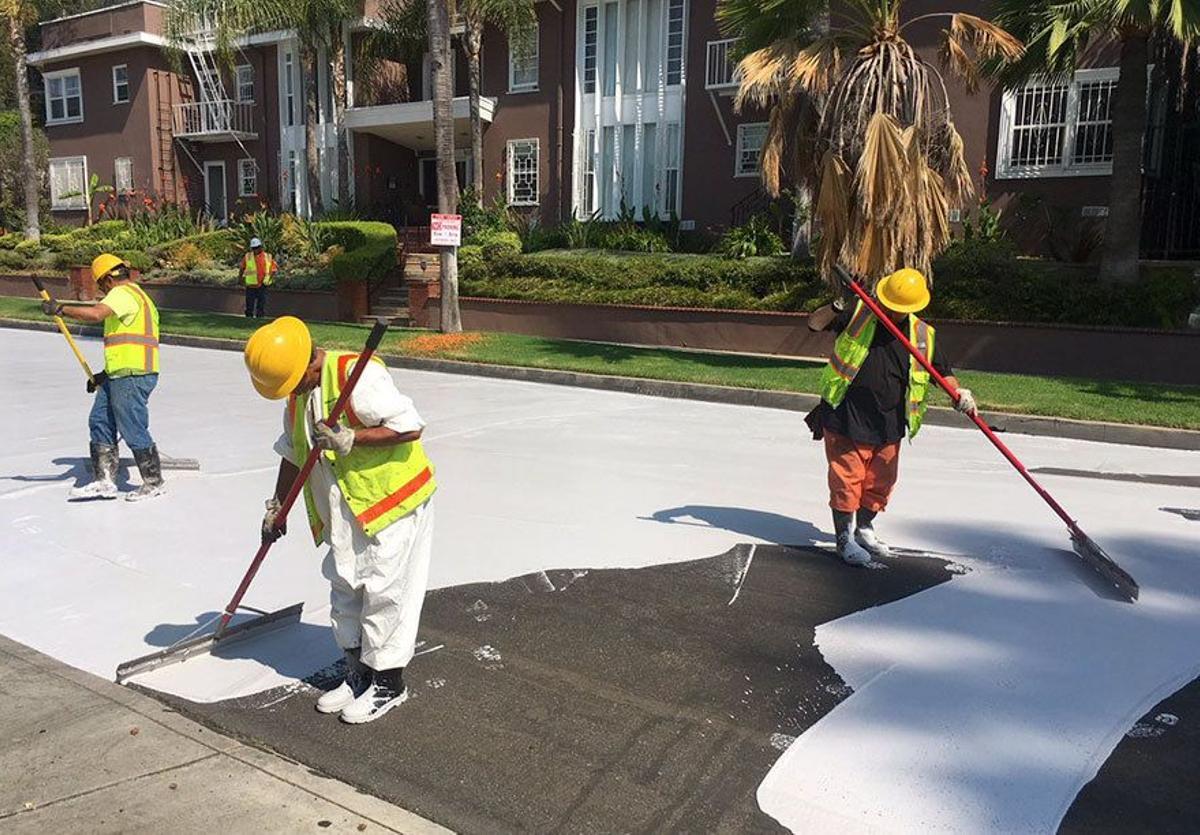 Pintando de blanco una calle de Los Ángeles