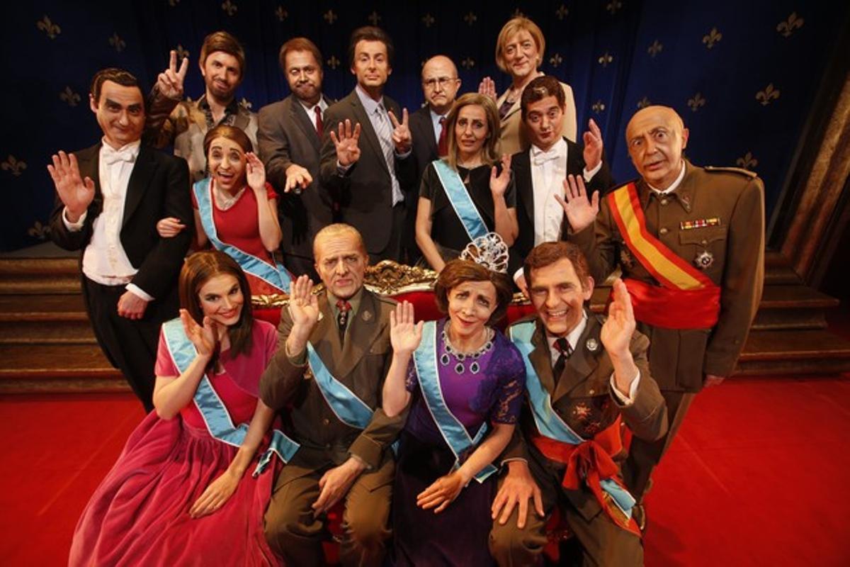 Els actors de ’La familia irreal’, que celebren les 100 representacions. Els actors de ’La familia irreal’, que celebren les 100 representacions.