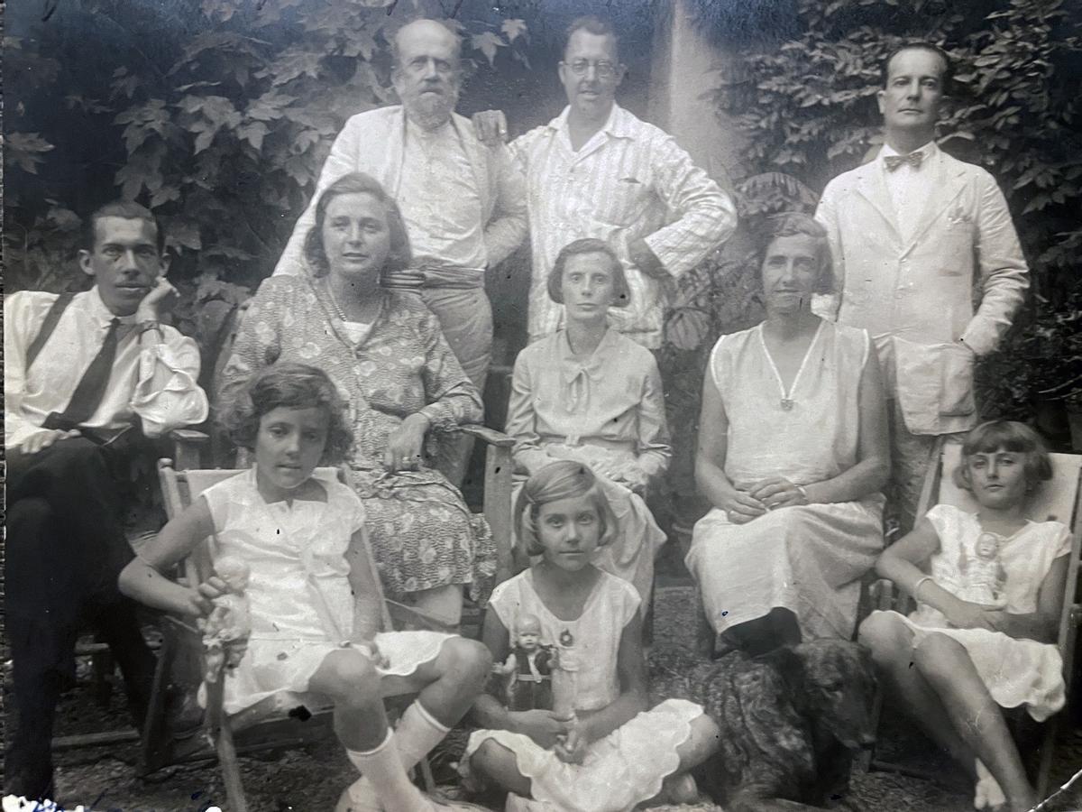 Foto de familia en 1931 con sus abuelos, padres y tíos, entre ellos Porfirio Smerdou (primero por la izquierda), además de su hermana Conchita. Amelia García-Herrero es la niña del centro.
