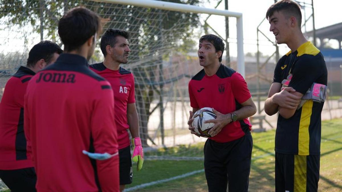 Josemi da una charla a los jugadores del CD Leganés B durante el entrenamiento.